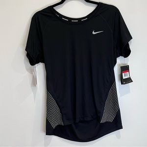 Nike Running Women’s Dry Fit Tee with Reflective Graphic Size Large